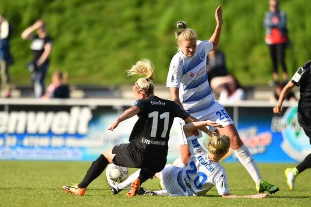 Zweikampf im Strafraum Mandy Islacker (1.FFC Frankfurt) (11) Julia Debitzki (MSV Duisburg) (20) Rachel Kiwic (MSV Duisburg) (25), Fussball, Allianz Frauen-Bundesliga, MSV Duisburg - 1.FFC Frankfurt, xmkx