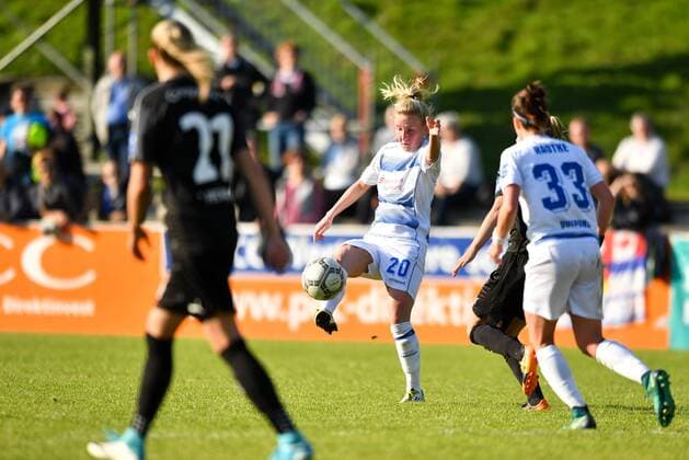 Julia Debitzki (MSV Duisburg) (20) klärt den Ball, Fussball, Allianz Frauen-Bundesliga, MSV Duisburg - 1.FFC Frankfurt, xmkx