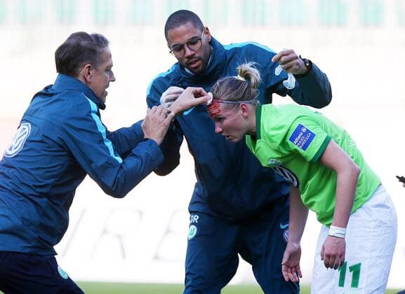 VfL vs Essen, Frauen Wolfsburg, Deutschland. 10.05.2017, FUßBALL - VfL Wolfsburg vs SGS Essen, 1. Allianz Frauen Bundesliga, Saison 2016-17. Bild zeigt: Alexandra Popp (VfL Wolfsburg) liegt verletzt am Boden, wurde behandelt Wolfsburg