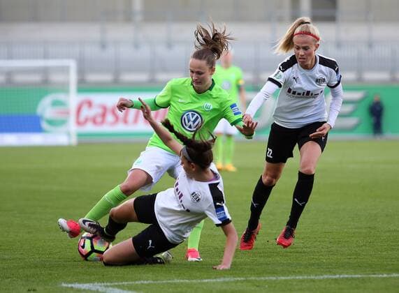 VfL vs Essen, Frauen Wolfsburg, Deutschland. 10.05.2017, FUßBALL - VfL Wolfsburg vs SGS Essen, 1. Allianz Frauen Bundesliga, Saison 2016-17. Bild zeigt: Caroline Graham Hansen (VfL Wolfsburg), Nina Brüggemann (SGS Essen) Wolfsburg