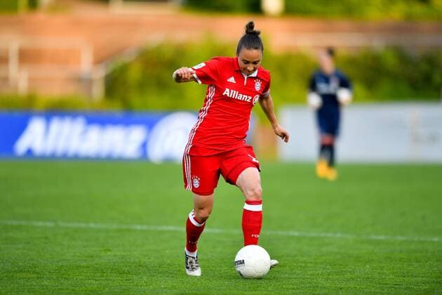 Gina Lewandowski (FC Bayern Muenchen) im Vorwärtslauf in Aktion, in Action Freisteller, Fussball, Allianz Frauen-Bundesliga, Borussia Mönchengladbach - FC Bayern München, xmkx