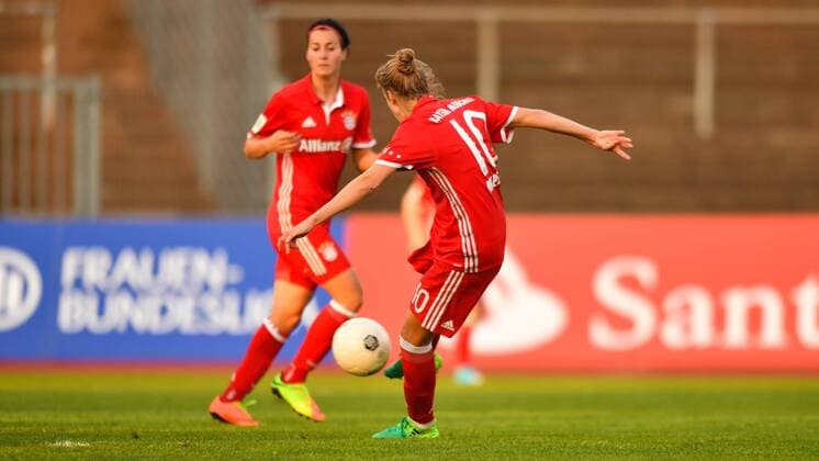 Vivianne Miedema (FC Bayern Muenchen) Torschuss - in Aktion, in Action, Fussball, Allianz Frauen-Bundesliga, Borussia Mönchengladbach - FC Bayern München, xmkx