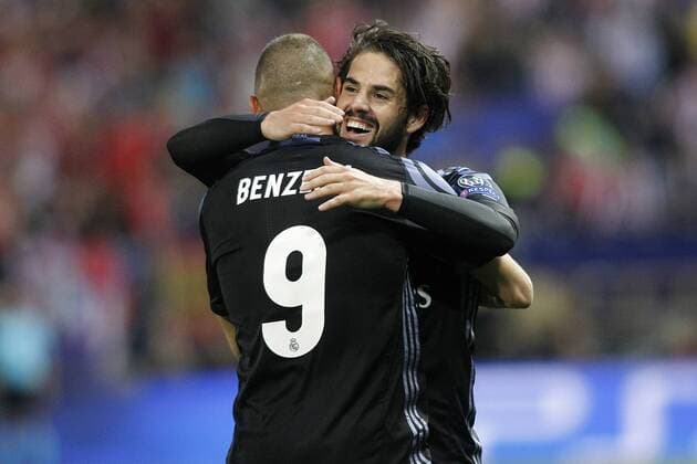 Bilder des Tages - SPORT Fußball, CL, Atletico Madrid - Real Madrid Real Madrid s Isco Alarcon (r) and Karim Benzema celebrate goal during Champions League 2016 2017 Semi-finals 2nd leg match. May 10,2017.  (20170510215)