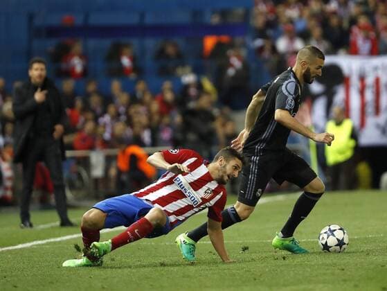 Fußball, CL, Atletico Madrid - Real Madrid Real Madrid s French striker Karim Benzema (R) vies for the ball with Atletico de Madrid s Koke Resurreccion during the UEFA Champions League semifinal second leg match between Atletico de Madrid and Real Madrid at the Vicente Calderon stadium, in Madrid, Spain, 10 May 2017. ATLETICO MADRID VS. REAL MADRID !ACHTUNG: NUR REDAKTIONELLE NUTZUNG!  Copyright: xBallesterosx MAD001 20170510-636300512345897911