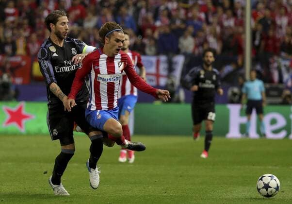 Fußball, CL, Atletico Madrid - Real Madrid Real Madrid s defender Sergio Ramos (L) vies for the ball with Atletico de Madrid s French striker Antoine Griezmann during the UEFA Champions League semifinal second leg match between Atletico de Madrid and Real Madrid at the Vicente Calderon stadium, in Madrid, Spain, 10 May 2017. ATLETICO MADRID VS. REAL MADRID !ACHTUNG: NUR REDAKTIONELLE NUTZUNG!  Copyright: xJuanJoxMartinx MAD001 20170510-636300513711954883