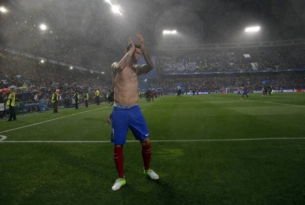 Fußball, CL, Atletico Madrid - Real Madrid Atletico Madrid s Fernando Torres applauds after the UEFA Champions League semifinal second leg match between Atletico de Madrid and Real Madrid at the Vicente Calderon stadium, in Madrid, Spain, 10 May 2017. ATLETICO MADRID VS. REAL MADRID !ACHTUNG: NUR REDAKTIONELLE NUTZUNG!  Copyright: xBallesterosx MAD001 20170510-636300545952389822