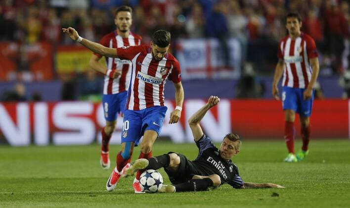 Fußball, CL, Atletico Madrid - Real Madrid Vuelta de semifinales de la Liga de Campeones entre el Atletico y el Real Madrid en el Calderon. En la imagen, Kroos y Carrasco. Second leg of 1 2 Champions League between Atletico and Real Madrid. In this picture, Kroos and Carrasco. xÃngelxRiverox 