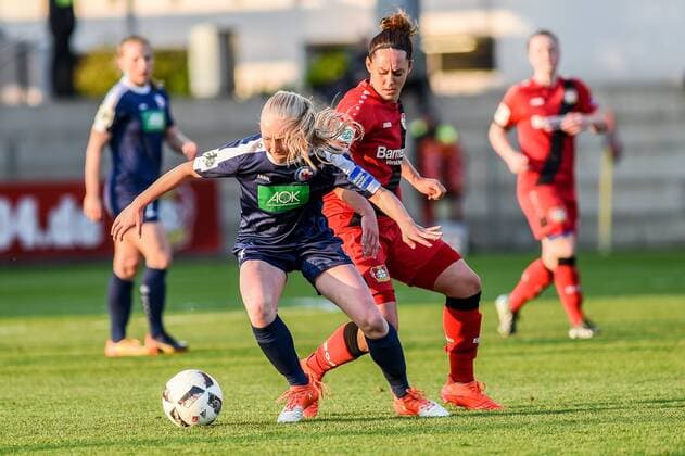 v.li.: Caroline Siems (Turbine Potsdam, 3) im Zweikampf mit Lisa Schwab (Bayer 04 Leverkusen, 19), Zweikampf, Duell, duel, tackle, tackling, Dynamik, Action, Aktion, Fussball, Allianz Frauen-Bundesliga, Bayer 04 Leverkusen - Turbine Potsdam, xmhx