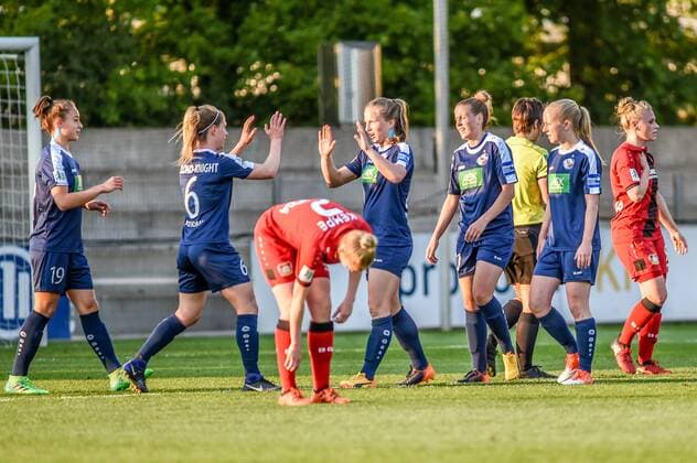 Die Spielerinnen von Turbine Potsdam jubeln über das Tor zum 0:1 durch Tabea Kemme (Turbine Potsdam, 21, Bildmitte), Jubel, Torjubel, Torerfolg, celebrate the goal, goal, celebration, Jubel ueber das Tor, optimistisch, Action, Aktion, Fussball, Allianz Frauen-Bundesliga, Bayer 04 Leverkusen - Turbine Potsdam, xmhx