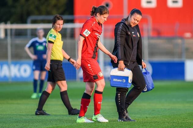 Annike Krahn (Bayer 04 Leverkusen, 5) mit Schmerzen verlässt den Platz zur Behandlung, Fussball, Allianz Frauen-Bundesliga, Bayer 04 Leverkusen - Turbine Potsdam, xmhx