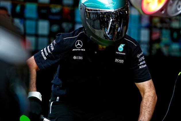 Motorsports: FIA Formula One World Championship WM Weltmeisterschaft 2017, Grand Prix of Spain, mechanic of Mercedes AMG Petronas F1 Team Barcelona Spain xHOCHxZWEIx