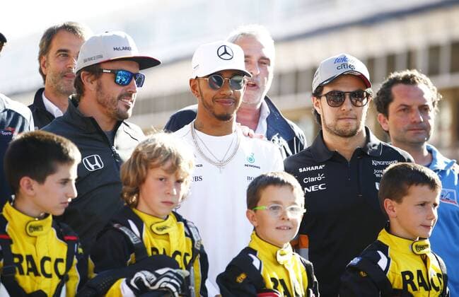 Motorsports: FIA Formula One World Championship WM Weltmeisterschaft 2017, Grand Prix of Spain, 14 Fernando Alonso (ESP, McLaren Honda), 44 Lewis Hamilton (GBR, Mercedes AMG Petronas F1 Team), 11 Sergio Perez (MEX, Sahara Force India F1 Team) with young cart drivers Barcelona Spain xHOCHxZWEIx