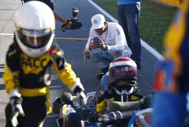Bilder des Tages - SPORT Motorsports: FIA Formula One World Championship WM Weltmeisterschaft 2017, Grand Prix of Spain, 44 Lewis Hamilton (GBR, Mercedes AMG Petronas F1 Team) with young cart driver Barcelona Spain xHOCHxZWEIx