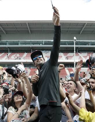 Themen der Woche - SPORT Bilder des Tages - SPORT Spanish pilot Fernando Alonso of McLaren-Honda takes a selfie with fans at the Barcelona-Catalonia racetrack where the Spanish Formula One Grand Prix starts tomorrow, in Montmelo, Catalonia, Spain, 11 May 2017. PREPARATIONS FOR THE SPANISH F1 GP !ACHTUNG: NUR REDAKTIONELLE NUTZUNG!  Copyright: xAndreuxDalmaux MTM001 20170511-636301302049174758