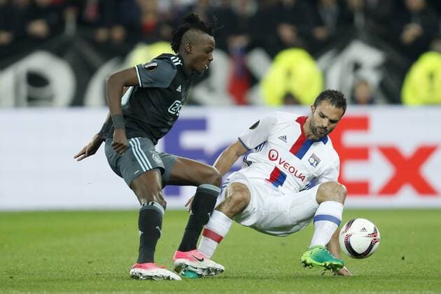 (L-R) Bertrand Traore of Ajax, Jeremy Morel of Olympique Lyonnaisduring the UEFA Europa League semi final match between Olympique Lyonnais and Ajax Amsterdam at Stade de Lyon, on May 11, 2017 in Lyon, The Netherlands Olympique Lyon v Ajax UEFA Europa League 2016 2017 xVIxxIVx 7769072