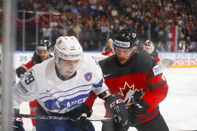 Jason Demers (Canada) vs Floran Douay (France) HOCKEY SUR GLACE : Canada vs France - Championnat du monde IIHF 2017 - Paris - 11 05 2017 GwendolineLeGoff Panoramic 