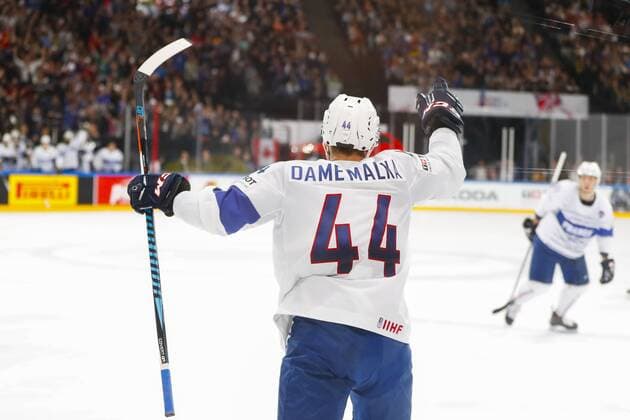 joie Olivier Dame Malka (France) HOCKEY SUR GLACE : Canada vs France - Championnat du monde IIHF 2017 - Paris - 11 05 2017 GwendolineLeGoff Panoramic 