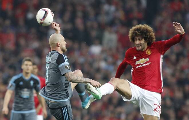 Fußball, EL, Manchester United - Celta de Vigo Partido de vuelta de semifinales de la Europa League disputado entre Manchester United ManU y Celta. En la imagen, Guidetti y Fellaini. Second leg of the Europa League semifinals match played between Manchester United and Celta. In this picture, Guidetti and Fellaini. xJORGExLANDINx 