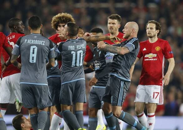 Fußball, EL, Manchester United - Celta de Vigo John Guidetti of Celta Vigo goes down following a mass brawl during the Europa League Semi Final 2nd Leg match at Old Trafford Stadium, Manchester. Picture date: May 11th 2017. Pic credit should read: Simon Bellis Sportimage EDITORIAL USE ONLY. No use with unauthorised audio, video, data, fixture lists, club league logos or live services. Online in-match use limited to 120 images, no video emulation. No use in betting, games or single club league player publications.