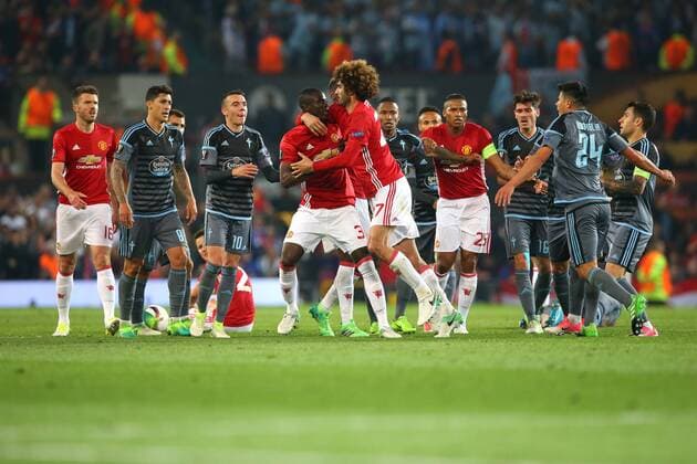 Fußball, EL, Manchester United - Celta de Vigo Football - 2016 2017 UEFA Europa League - Semi-Final, Second Leg: Manchester United ManU 1 vs. Celta Vigo 0 Eric Bailly of Manchester United is restrained by team mate Marouane Fellaini as he clashes with Facundo Roncaglia of Celta De Vigo COLORSPORT LYNNE CAMERON 