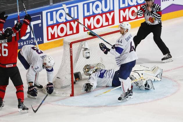 Eishockey, WM, Kanada - Frankreich Mitch Marner (Canada) marque contre Florian Hardy ( gardien France) HOCKEY SUR GLACE : Canada vs France - Championnat du monde IIHF 2017 - Paris - 11 05 2017 GwendolineLeGoff Panoramic 