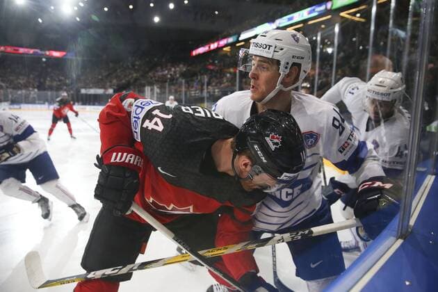 Eishockey, WM, Kanada - Frankreich Sean Couturier (Canada) vs Kevin Hecquefeuille (France) HOCKEY SUR GLACE : Canada vs France - Championnat du monde IIHF 2017 - Paris - 11 05 2017 GwendolineLeGoff Panoramic 