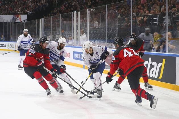 Eishockey, WM, Kanada - Frankreich Sean Couturier (Canada) Chris Lee (Canada) vs Pierre Edouard Bellemare (France) Stephane Da Costa (France) HOCKEY SUR GLACE : Canada vs France - Championnat du monde IIHF 2017 - Paris - 11 05 2017 GwendolineLeGoff Panoramic 