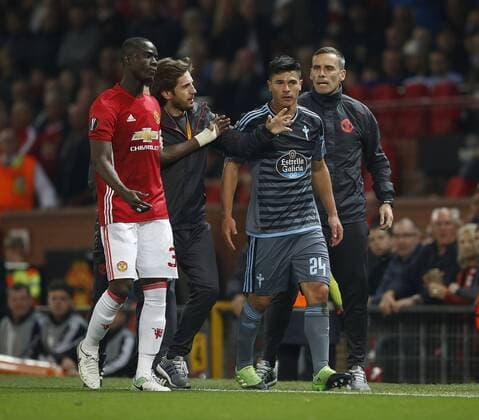 Fußball, EL, Manchester United - Celta de Vigo Eric Bailly of Manchester United ManU and Facundo Roncaglia of Celta Vigo are kept apart as they walk off following their red cards during the Europa League Semi Final 2nd Leg match at Old Trafford Stadium, Manchester. Picture date: May 11th 2017. Pic credit should read: Simon Bellis Sportimage EDITORIAL USE ONLY. No use with unauthorised audio, video, data, fixture lists, club league logos or live services. Online in-match use limited to 120 images, no video emulation. No use in betting, games or single club league player publications.