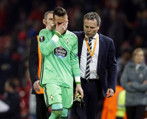 Fußball, EL, Manchester United - Celta de Vigo Inconsolable Sergio Alvarez of Celta Vigo during the Europa League Semi Final 2nd Leg match at Old Trafford Stadium, Manchester. Picture date: May 11th 2017. Pic credit should read: Simon Bellis Sportimage EDITORIAL USE ONLY. No use with unauthorised audio, video, data, fixture lists, club league logos or live services. Online in-match use limited to 120 images, no video emulation. No use in betting, games or single club league player publications.