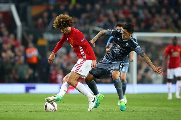 Fußball, EL, Manchester United - Celta de Vigo Football - 2016 2017 UEFA Europa League - Semi-Final, Second Leg: Manchester United ManU 1 vs. Celta Vigo 0 Marouane Fellaini competes with Pablo Hernandez of Celta De Vigo. COLORSPORT LYNNE CAMERON 