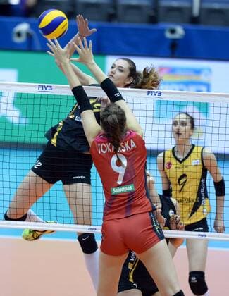 Bilder des Tages - SPORT (170512) -- KOBE, May 12, 2017 -- Ozge Nur Yurtdagulen (L) of Vakifbank Istanbul spikes the ball during Women s Club World Championship WM Weltmeisterschaft 2017 Pool A match between Vakifbank Istanbul and Hisamitsu Springs Saga in Kobe, Japan on May 12, 2017. Vakifbank Istanbul won 3-0. ) (SP)JAPAN-KOBE-VOLLEYBALL-WOMEN S CLUB WORLD CHAMPIONSHIP-POOL A-VAKIFBANK VS HISAMITSU MaxPing 