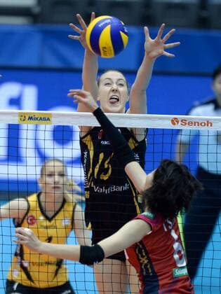 (170512) -- KOBE, May 12, 2017 -- Kimberly Hill(Top) of Vakifbank Istanbul blocks the ball during Women s Club World Championship WM Weltmeisterschaft 2017 Pool A match between Vakifbank Istanbul and Hisamitsu Springs Saga in Kobe, Japan on May 12, 2017. Vakifbank Istanbul won 3-0. ) (SP)JAPAN-KOBE-VOLLEYBALL-WOMEN S CLUB WORLD CHAMPIONSHIP-POOL A-VAKIFBANK VS HISAMITSU MaxPing 