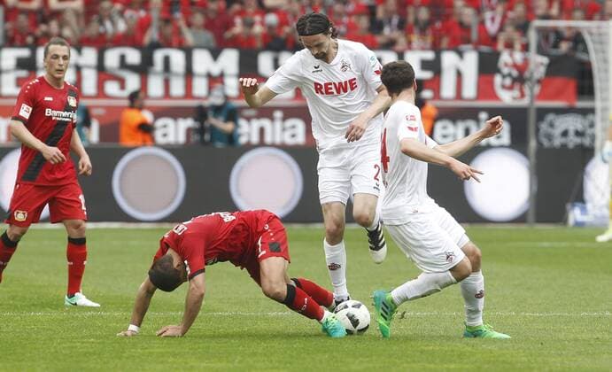 Leverkusen, Bayarena, 13.05.17: Javier Hernandez Chicharito (Bayer 04 Leverkusen) (L) gegen Neven Subotic (1.FC Köln) (M) und Jonas Hector (1.FC Köln) im Spiel der 1. Bundesliga zwischen Bayer 04 Leverkusen vs. 1.FC Köln in der Saison 2016 2017.