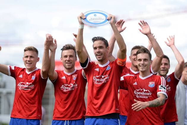 Josef Welzmüller (Welzmueller, Unterhaching, 5) zeigt die Meisterschale, feiert mit seinem Team den Gewinn der Meisterschaft in der Regionalliga Bayern, Freude, freundlich, fröhlich, strahlend, optimistisch, Meister, Sieger, Gewinner, Fussball, Regionalliga Bayern, SpVgg Unterhaching - SpVgg Bayreuth, xslx