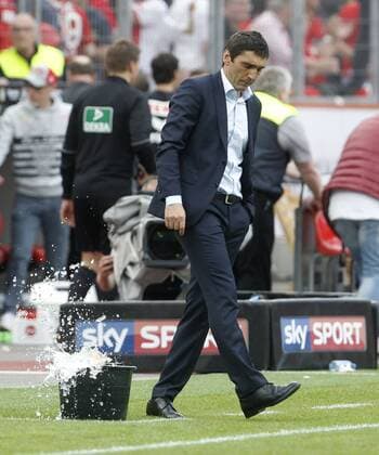 Leverkusen, Bayarena, 13.05.17: Trainer Korkut Tayfun (Bayer 04 Leverkusen) tritt etwas gefrustet gegen einen Eimer Wasser nach dem Spiel der 1. Bundesliga zwischen Bayer 04 Leverkusen vs. 1.FC Köln in der Saison 2016 2017.