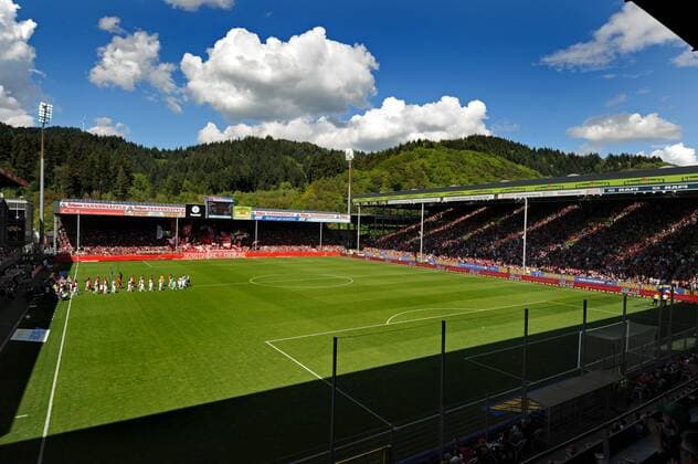 SC Freiburg : FC Ingolstadt 04 Freiburg, Schwarzwald Stadion, 13.5.2017 Fu?ball 1. Bl Saison 2016-2017 33. Spieltag Einlaufen der Mannschaften bei Sonnenschein; ausverkauft Foto- und alle