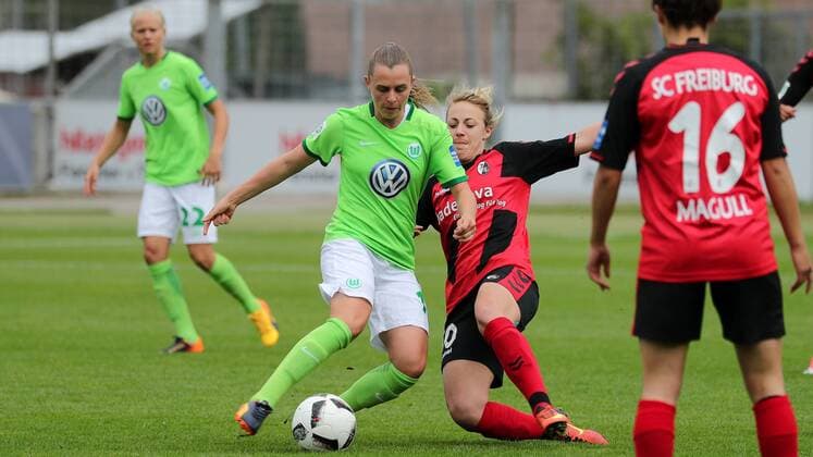 v.li.: Noelle Maritz (Wolfsburg, 16), Carolin Simon (Freiburg, 30), Zweikampf, Duell, duel, tackle, tackling, Dynamik, Action, Aktion, Fussball, Allianz Frauen-Bundesliga, SC Freiburg - VfL Wolfsburg, xozx