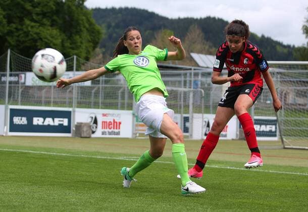 Freiburg vs VfL, Frauen Freiburg, Deutschland. 14.05.2017, FUßBALL - SC Freiburg vs VfL Wolfsburg, 1. Allianz Frauen Bundesliga, Saison 2016-17. Bild zeigt: Sara Björk Gunnarsdottir (VfL Wolfsburg), Cinzia Zehnder (SC Freiburg) Freiburg
