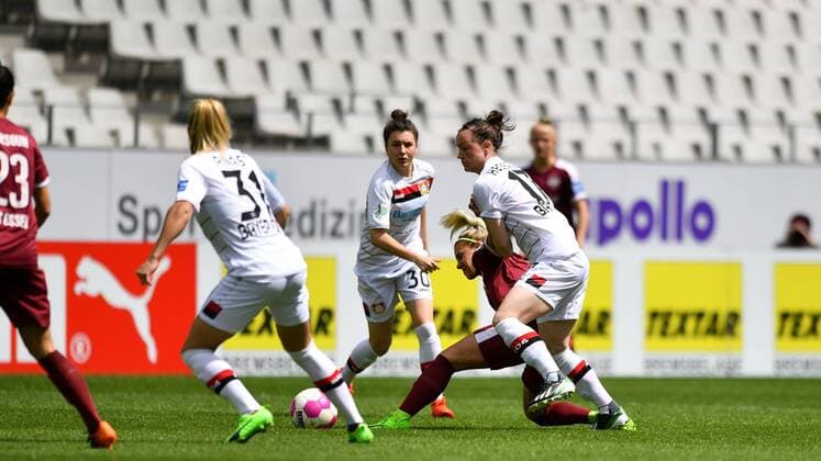 Zweikampf Ina Lehmann (SGS Essen) (21) Marina Hegering (Bayer 04 Leverkusen) (17), Fussball, Allianz Frauen-Bundesliga, SGS Essen - Bayer Leverkusen, xmkx