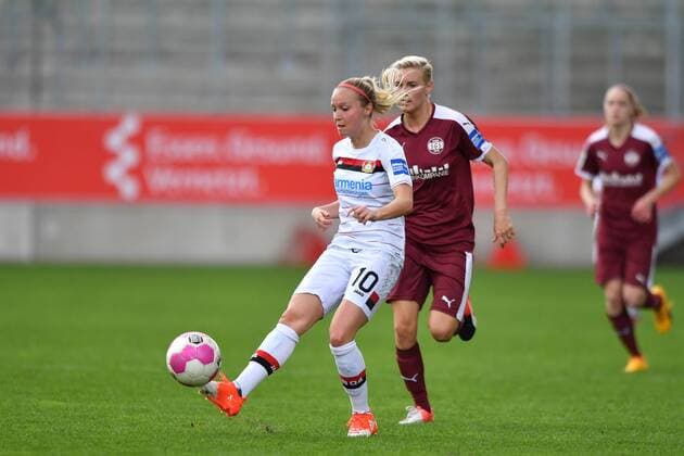 Turid Knaak (Bayer 04 Leverkusen) (10) flankt, Fussball, Allianz Frauen-Bundesliga, SGS Essen - Bayer Leverkusen, xmkx