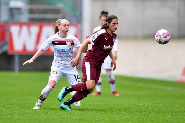 Zweikampf Henrietta Csiszar (Bayer 04 Leverkusen) (14) Charline Hartmann (SGS Essen) (13), Fussball, Allianz Frauen-Bundesliga, SGS Essen - Bayer Leverkusen, xmkx