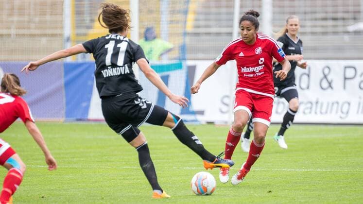 v.li.: Lucie Vonkova (FF USV Jena, 11), Chioma Nisa Igwe (SC Sand, 4); Zweikampf, Duell, Aktion, action, Fußball, Allianz Frauen-Bundesliga, FF USV Jena - SC Sand, xprx