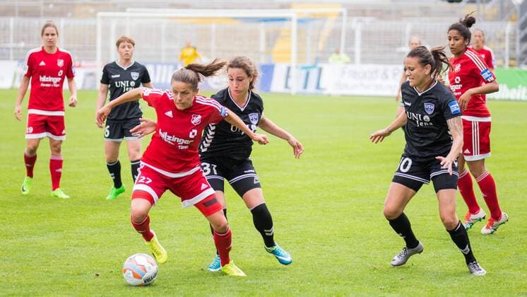 v.li.: Laura Feiersinger (SC Sand, 27), Julia Arnold (FF USV Jena, 31), Amber Hearn (FF USV Jena, 10); Zweikampf, Duell, Aktion, action, Fußball, Allianz Frauen-Bundesliga, FF USV Jena - SC Sand, xprx