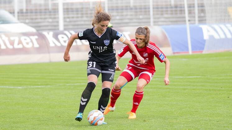 v.li.: Julia Arnold (FF USV Jena, 31), Claire Savin (SC Sand, 17); Zweikampf, Duell, Aktion, action, Fußball, Allianz Frauen-Bundesliga, FF USV Jena - SC Sand, xprx
