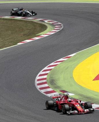 Bilder des Tages - SPORT German Formula One driver Sebastian Vettel, of Ferrari, followed by British Lewis Hamilton (top), of Mercedes, competes during 2017 Grand Prix of Spain at Barcelona-Catalonia racetrack in Montmelo, Catalonia, northeastern Spain, 14 May 2017. GRAND PRIX OF SPAIN !ACHTUNG: NUR REDAKTIONELLE NUTZUNG!  Copyright: xAlbertoxEstevezx GRA205 20170514-636303724630281600