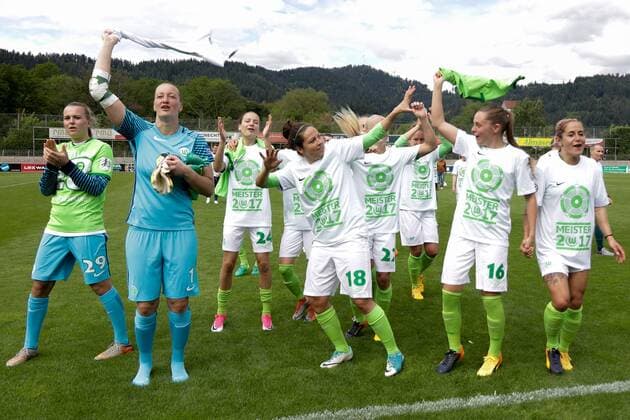 Spielerinnen vom VfL Wolfsburg jubeln, Jubel nach dem Schlusspfiff, Deutscher Meister 2016 17 trotz Niederlage, Deutsche Meisterschaft, Gewinner, jubelt, jubeln, Freude, optimistisch, Action, Aktion, Fussball, Allianz Frauen-Bundesliga, SC Freiburg - VfL Wolfsburg, xozx