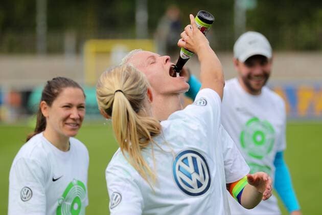 Elise Bussaglia (Wolfsburg, 30), Pernille Harder (Wolfsburg, 22), Nilla Fischer (Wolfsburg, 4) jubeln, Jubel nach dem Schlusspfiff, Deutscher Meister 2016 17 trotz Niederlage, Deutsche Meisterschaft, Gewinner, jubelt, jubeln, Freude, optimistisch, Action, Aktion, Fussball, Allianz Frauen-Bundesliga, SC Freiburg - VfL Wolfsburg, xozx