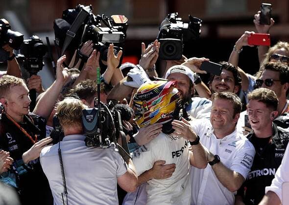 British Formula One driver Lewis Hamilton, of Mercedes (C), celebrates with members of his team after winning the 2017 Grand Prix of Spain at Barcelona-Catalonia racetrack in Montmelo, Catalonia, northeastern Spain, 14 May 2017. GRAND PRIX OF SPAIN !ACHTUNG: NUR REDAKTIONELLE NUTZUNG!  Copyright: xAlbertoxEstevezx GRA205 20170514-636303762999530438