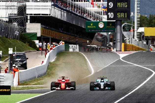 Spanish Grand Prix, Barcelona 11 - 14 May 2017 Valtteri Bottas (FIN) Mercedes AMG F1 W08 and Sebastian Vettel (GER) Ferrari SF70H battle for position. 14.05.2017. 