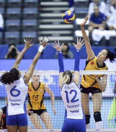 (170514) -- KOBE, May 14, 2017 -- Zhu Ting (1st R) of Vakifbank Istanbul spikes during Women s Club World Championship WM Weltmeisterschaft 2017 final match between Vakifbank Istanbul and Rexona-Sesc in Kobe, Japan, on May 14, 2017. Vakifbank Istanbul won 3-0 and claimed the title. ) (SP)JAPAN-KOBE-VOLLEYBALL-WOMEN S CLUB WORLD CHAMPIONSHIP-FINAL-VAKIFBANK VS REXONA-SESC MaxPing 